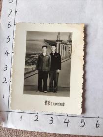 云南大学经济系老教授汤国辉相册:60年代两帅哥佩戴毛主席像章在南京长江大桥合影照片带底片合售(左一汤教授？)