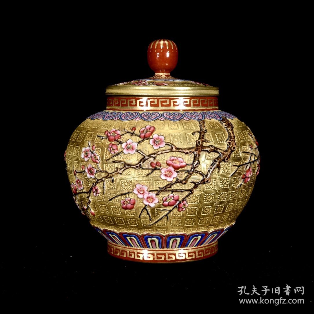 清乾隆金地浮雕珐琅彩喜鹊登梅纹罐，13×12，