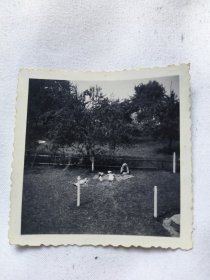 休闲的德军士兵照片 背面有文字 二战老照片 德国照片 二战德军老照片 照片长6厘米，宽6厘米