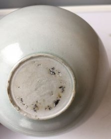 青白釉折腰痰盂，800