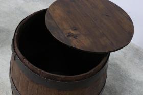 柞木老木酒桶，柞木材质铁箍，以前盛酒的容器，经过重新整理可以做为衬托空间的摆件、创意设计等，上面有盖子还可以做为收纳箱使用，保存完好，结实牢固，尺寸如图