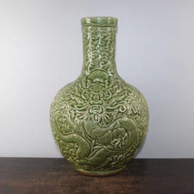 龙泉窑粉青釉龙纹天球瓶