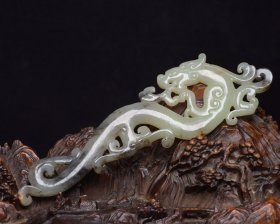 和田玉龙 规格: 13.8×4.0×0.7厘米 重 47克。 玉质温润细腻，沁色自然，刀功老道，皮壳包浆一流，雕刻生动，线条流畅，品相完美！