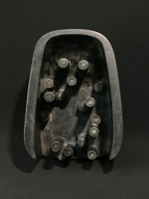 旧藏 风字形抄手端砚，石料厚实完美，质地温润，砚面弯月池简约典雅，线条流畅，砚背天然石眼丰富，呈圆柱状，一眼一柱，工艺独特，砚侧铭文工整，包浆浑厚，款：袁枚。收藏赏用珍品。 尺寸：17/12.8/7.2cm。重2.03公斤。