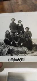 1953年游杭州于吴山合影留念照片——两张合售