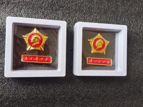 为人民服务 毛主席万岁 中国人民解放军总政治部 两套合售 毛主席像章