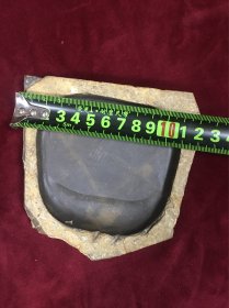 天然石砚台，长12厘米，宽11.5厘米，厚2.5厘米，重632克，品完好，80包邮。