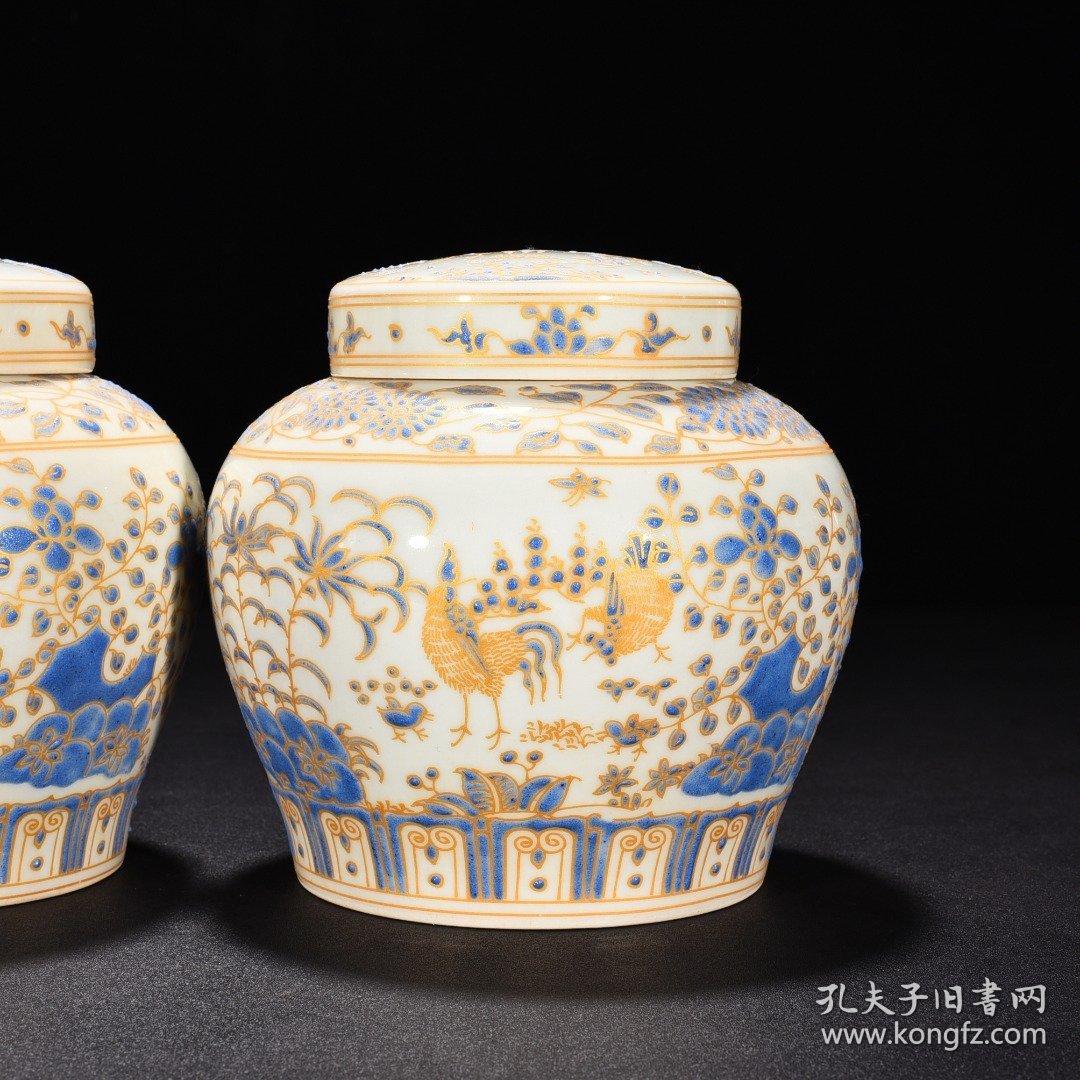 旧藏 明成化蓝彩描金全家福鸡纹夜光罐（萬贵妃铭文） 高14.8厘米 宽15厘米