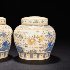 旧藏 明成化蓝彩描金全家福鸡纹夜光罐（萬贵妃铭文） 高14.8厘米 宽15厘米