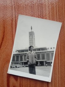 1970年《老照片》长沙火车站前的漂亮姑娘（穿着好新潮）