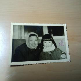 老照片–奶奶和孙女合影