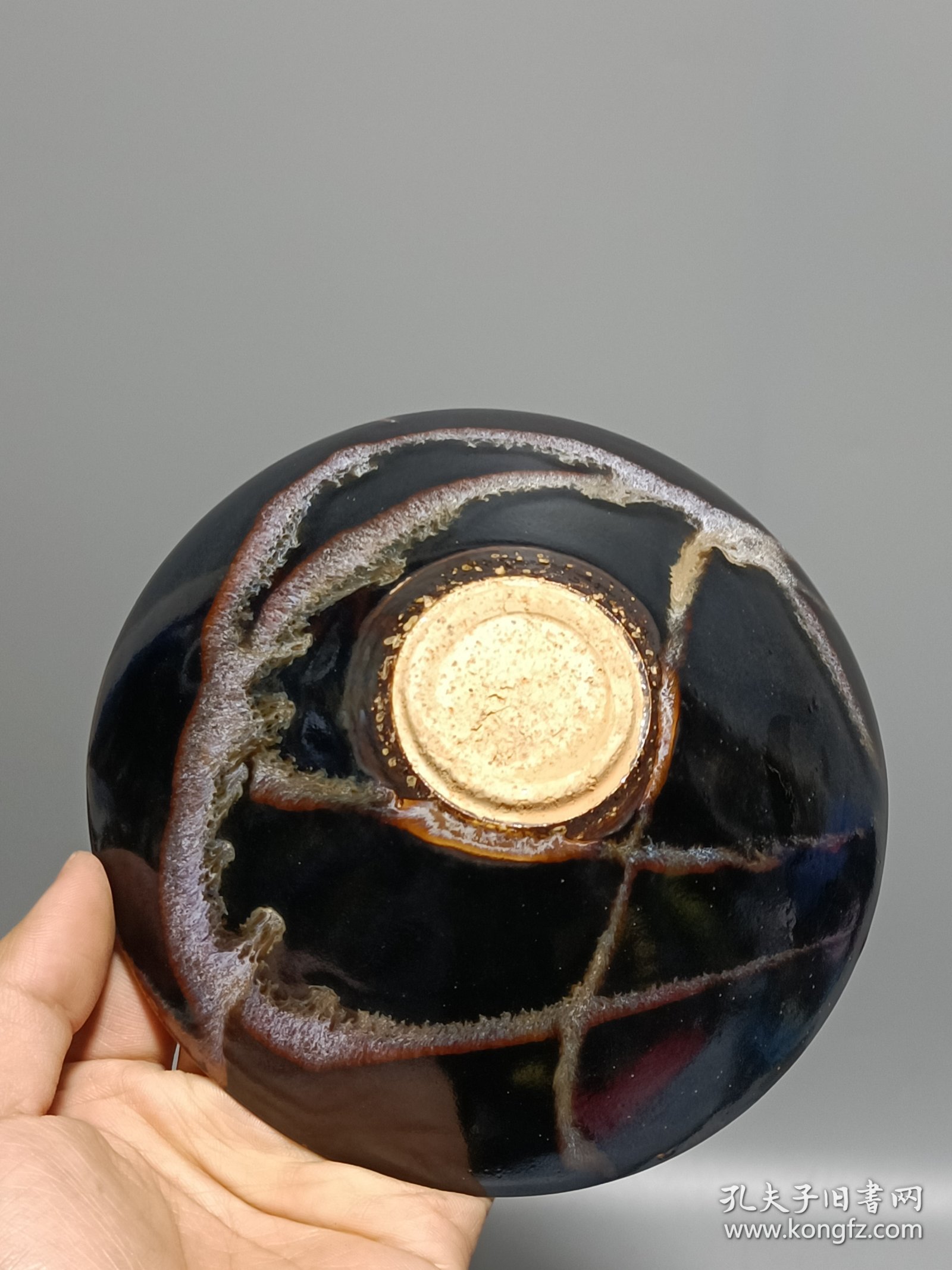 宋代吉州窑洒釉斗笠碗，窑变釉色，黑釉底色配红褐斑纹，釉面自然窑变，线条流畅。碗型规整，胎质细腻，底部干练，整体保存不错，无明显磕碰，品相以图为准。尺寸：直径15.6cm，高5.4cm。适合收藏或茶道使用。