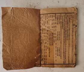 清代卦书《增補玉匣记通書》上卷。很多占卦绘图和画符图。东晋道士许真人所著。武林朱說霖两畴重校。该书命理占卜 信奉鬼神，选择良辰吉日，欲趋吉避凶集各类占卜术之大成，其内容包罗万象，择吉、风水、占梦、五行、命理、耕种、眼跳、耳鸣、符咒等妙术秘法应有尽有，甚至相猫纳犬等各种奇奇怪怪的相法却有卦解，是集各类占卜之术之代表作，清代刻本卦书。