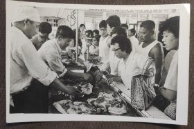 1985年北京农贸市场《北京市民盛夏吃上鲜猪肉》（原版银盐纸基）