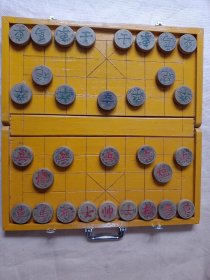 象棋:5.7cm/1.6cm(带棋盘， 棋子缺绿将， 绿卒有一个后配子， 棋子大小相差毫米左右 不均匀， 详看如图)下单慎重。