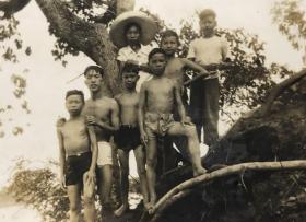 50年代初戴大草帽的男青年与一群光膀子的小男孩一行7人在山上合影特色银盐老照片