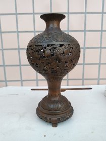 镂空铜花瓶