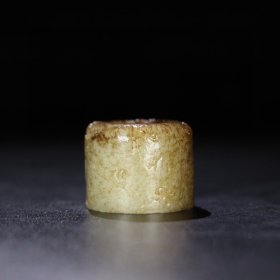 旧藏 和田玉扳指，玉质细腻油润，包浆老道，，尺寸长 3.9厘米，宽 3厘米，内径 2.3厘米，重 65克！