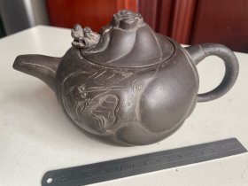 清代鱼化龙紫砂壶、盖内有印章看不懂、壶身一面为鱼一面为龙、工艺精湛、品像如图、保老