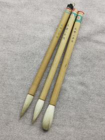 回流80年代艺字牌老毛笔三支，没有使用过，都有点小瑕疵，但不影响使用。出锋5厘米，直径1厘米。三支一起特价270元，实用超值，要求品相好的别买。