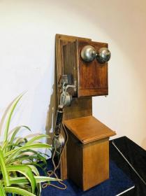 民国时期 德国产大型壁挂式木壳古董电话机！百年历史老电话！最早期一体式铜话筒电话！陈设摆放十分精致的一款老电话机！整机品相一流！外壳保存极好