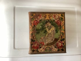 超值。少见民国旗袍美女图，民国月份牌美女，民国世一堂老茶叶盒，老盒漂亮完整上有大段文字和古诗。哈尔滨滨江道外，完整有盒盖Ps百年老物件品自鉴，要求完美者慎拍