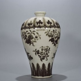 明宣德釉里红折枝花果纹梅瓶 46×23厘米 3000