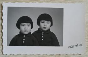 七八十年代北京欧亚照相馆拍摄《双胞胎姐妹合影照》原版黑白布纹纸老照片1张