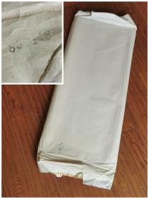 1980年的日本手漉宣纸，加厚和纸皮纸，皮料纤维丰富，118×88厘米，蘸水试纸属生宣。100元五张。