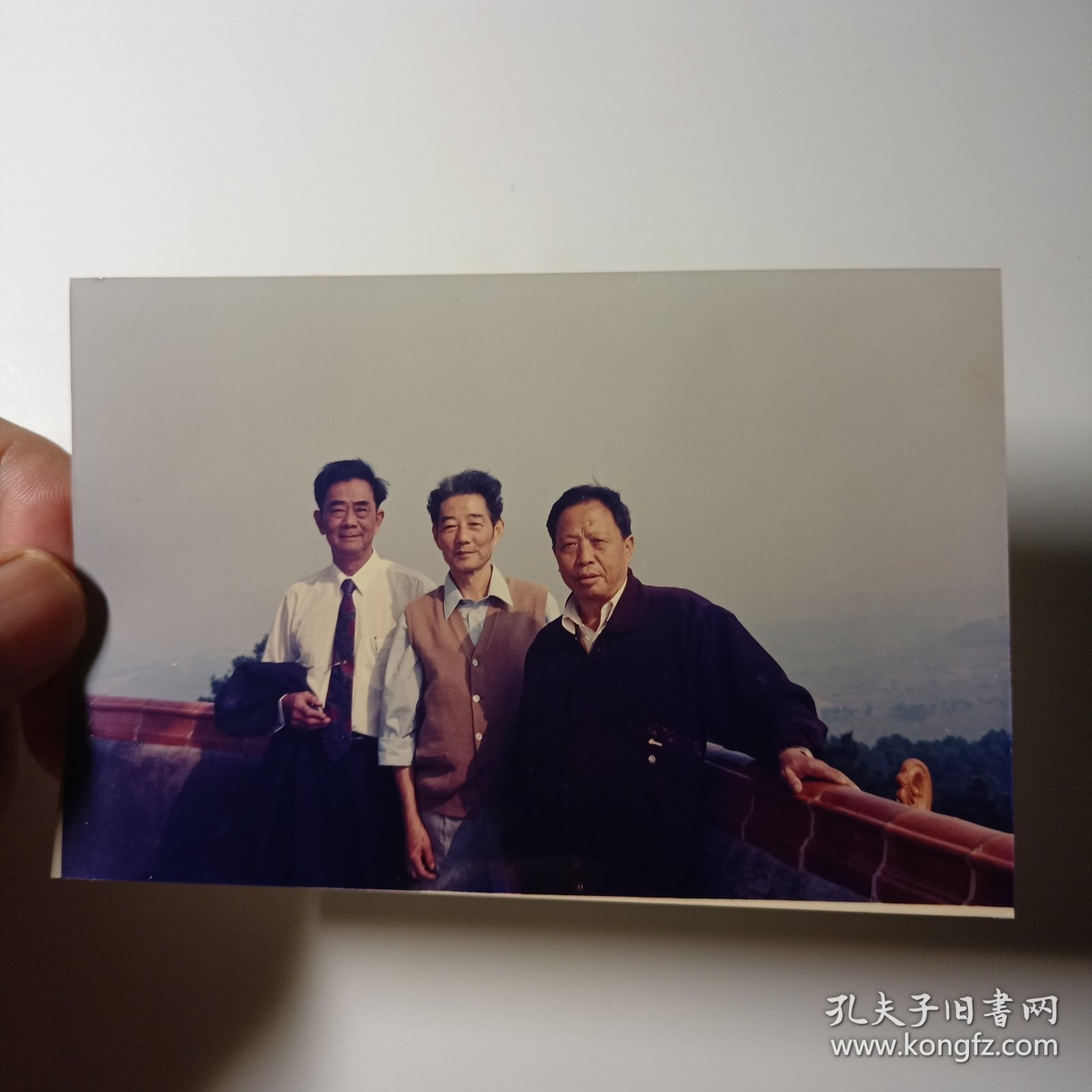 老照片-三人在南宁青秀山风景区观景台上留影