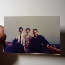 老照片-三人在南宁青秀山风景区观景台上留影