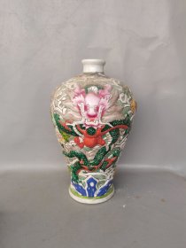 嘉庆雕塑瓷梅瓶