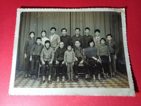 5.60年代【广州市大家庭照片】一张。品如图。一张。品如图。尺寸14.8*11.8CM。品如图
