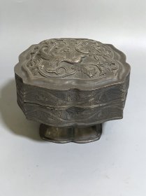 淘到老银粉盒一个，重236克，高8CM， 直径10CM，盒盖饰浮雕蔓草花鸟纹，做工非常精细，找有缘人