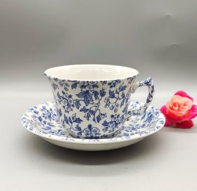 英国 Burgess & Leigh 蓝白印花咖啡杯碟套装，May Blossom系列，1995年出品。杯碟都是青花瓷工艺，印花精美。品相不错。杯口径9.5厘米，高6.5厘米，碟直径15厘米，高2.5厘米。满58包邮偏远地区邮费自付。