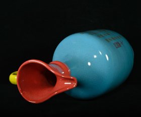 五代柴窑显德元年款刻字描金三色花浇，高37×14.5厘米