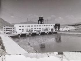 中国第一个合资水电站青海省直岗拉卡水电站建设中  新闻报道照片 有文字说明（8寸 2张）