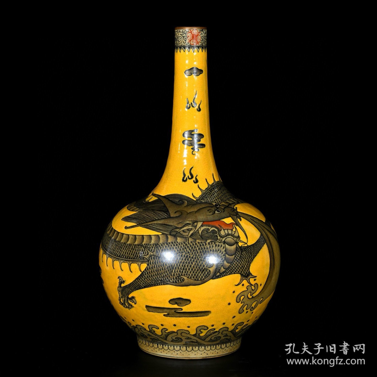 清乾隆黄釉开片墨彩龙纹长颈瓶一对；40x21厘米