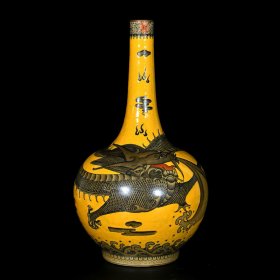 清乾隆黄釉开片墨彩龙纹长颈瓶一对；40x21厘米