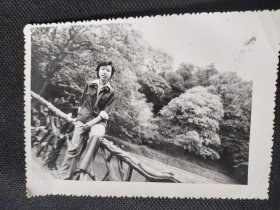 1980年代《老照片》穿喇叭裤的时尚少女