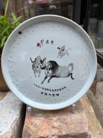 1991年安徽大学赠的，落款吴你人手绘瓷器纪念盘一个，直径26厘米，完整