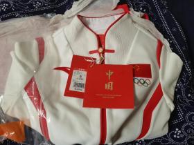 【2022北京安踏室内领奖服】纯净白经典红，一套全新，保真品好。
领奖服以传统文化意境和汉字“中”为设计灵感，加入了小立领和一字扣等中式元素，清晰的红色线条中轴线寓意世界各地的伙伴相聚中国，彰显东道主携手世界友人“一起向未来”的美好愿望。
除了展示中国传统文化，领奖服还融入了大量科技元素。其中，冰上项目的室内领奖服采用密暖绒材质，兼顾轻量性和保暖性，既保证衣服版型笔挺，也能为中国运动健儿御寒保暖。