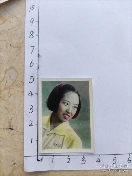 民国或50年代初云南大学美女佩戴校徽手工上色照片
