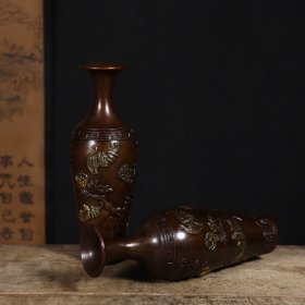 铜福贵花瓶  摆件，品相如图
口径：4.5厘米 高：19.5厘米 对重约：910克