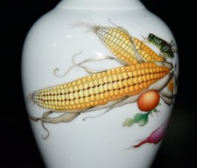 清雍正郎世宁珐琅彩玉米昆虫果蔬纹瓶一对【 19.8x9cm 】