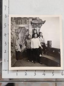 60年代四个粗辫子美女佩戴毛主席像章昆明西山龙门合影照片/买家注意，照片本身有些朦胧(昆明女子中学杨振芳相/册)