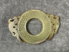 高古玉 大珍 战汉 和田玉 受沁钙化 出廓双凤蒲纹璧 长9.4厘米，宽6.4厘米，厚0.6厘米，品相完整