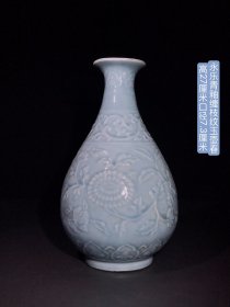 永乐青釉缠枝纹玉壶春、纯手工胎，器形优美，造型周正挺拔，品相完整。