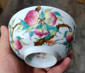 清粉彩九桃纹碗