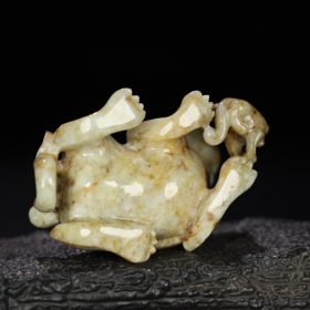 旧藏 和田玉子母兽摆件,玉质细腻油润,包浆老道,,尺寸 高 5.4厘米,长 8.8厘米,宽 5.8厘米,重 214.5克!